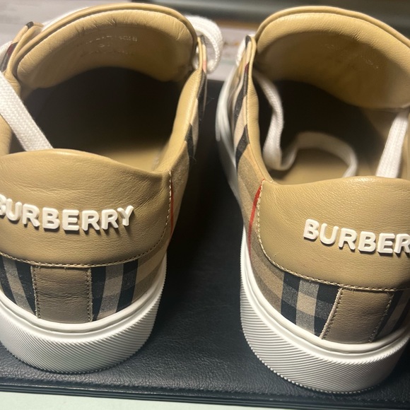 Size 37 Burberry sneaker only worn once - Picture 2 of 7